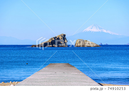 【静岡県】雲見海岸から見る富士山 74910253