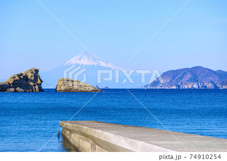 【静岡県】雲見海岸から見る富士山 【静岡県】雲見海岸から見る富士山 74910254