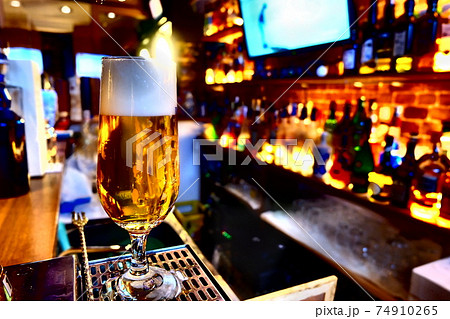バーで飲む生ビール 74910265