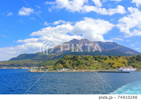 【鹿児島県】桜島フェリーから見た桜島 74910266