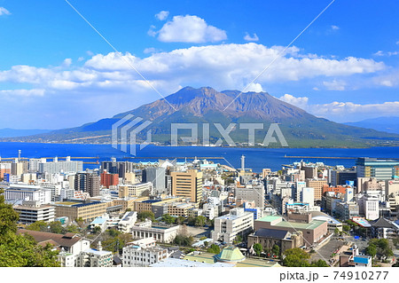 【鹿児島県】城山公園展望台から見た桜島 【鹿児島県】城山公園展望台から見た桜島 74910277