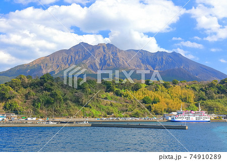 【鹿児島県】桜島フェリーから見た桜島 74910289