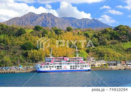 【鹿児島県】桜島フェリーから見た桜島 74910294