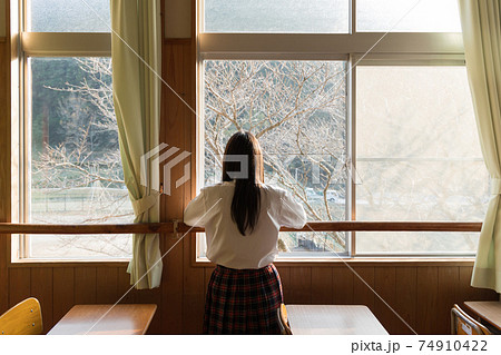 校庭を眺める女子高生　高校生 74910422