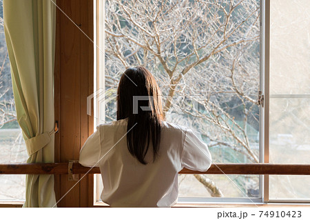 校庭を眺める女子高生　高校生 74910423