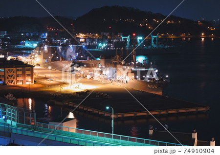 夜の横須賀地方総監部と護衛艦 夜の横須賀地方総監部と護衛艦 74910904