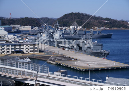 横須賀地方総監部と護衛艦 横須賀地方総監部と護衛艦 74910906