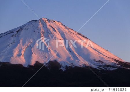染まる紅富士 74911021
