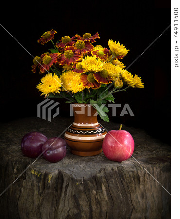 Nosegay of chrysanthemums and Gayllardiyas with ripe fruits 74911600