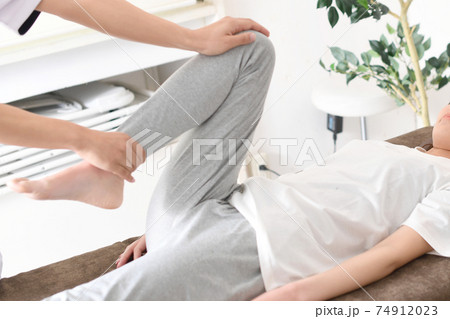 整体（カイロプラクティック）の骨盤矯正中のマッサージを受ける女性 74912023