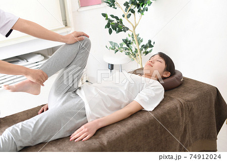 整体（カイロプラクティック）の骨盤矯正中のマッサージを受ける女性 74912024