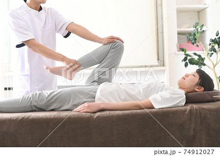 整体（カイロプラクティック）の骨盤矯正中のマッサージを受ける女性 74912027