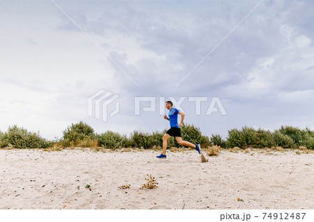 male runner run an evening training male runner run an evening training 74912487