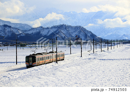 冬の魚沼田園を行く上越線（水上⇔長岡） 74912503