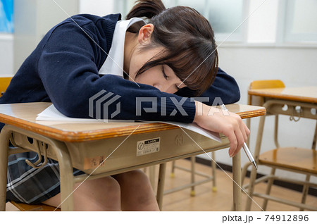 授業中に居眠りする女子高生 授業中に居眠りする女子高生 74912896