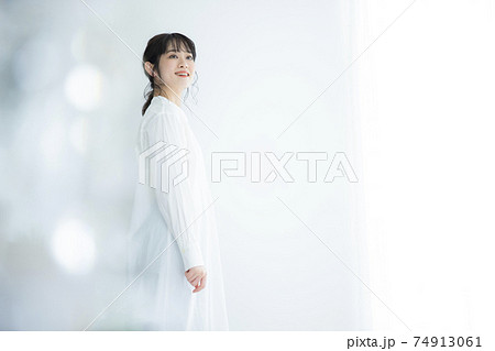 白いシャツワンピの女性　 74913061