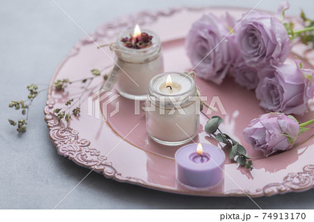 紫のバラとキャンドル 74913170