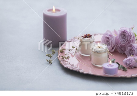 紫のバラとキャンドル 74913172
