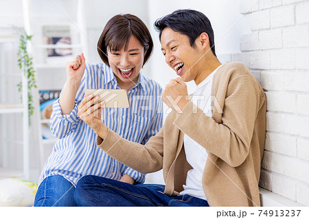 スマホ　カップル　家 74913237