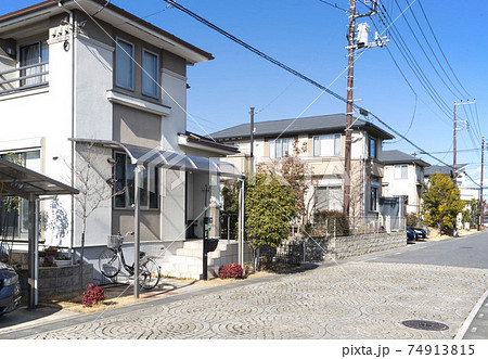 日本の住宅街、庭付き一戸建て住宅、晴れた日の分譲住宅街,2階建,新築の一軒家, 74913815