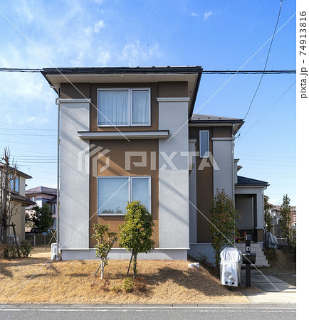 日本の住宅街、庭付き一戸建て住宅、晴れた日の分譲住宅街,2階建,新築の一軒家, 74913816