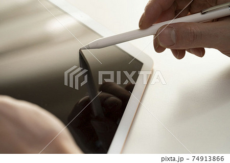 タブレットとタッチペン 液晶タブレットとスタイラスペンの写真素材