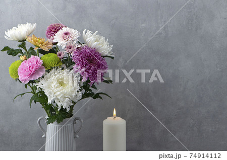 お悔やみの花とキャンドル お悔やみの花とキャンドル 74914112
