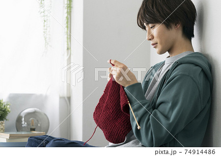 編み物をする若い男性の横顔 編み物をする若い男性の横顔 74914486
