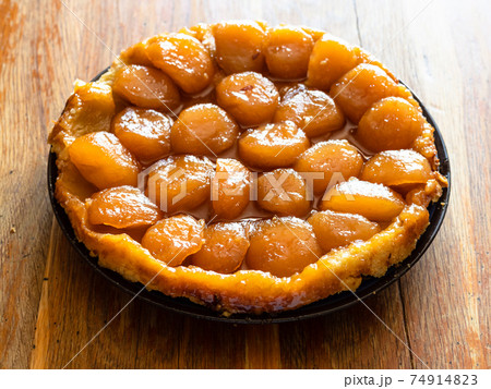 home-made caramelised apple pie Tarte Tatin 74914823