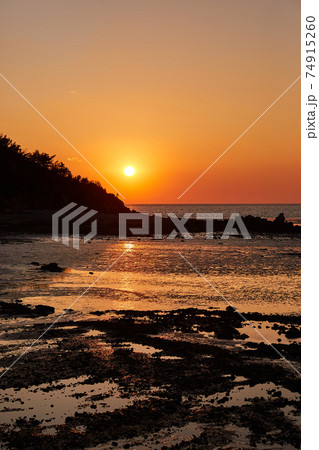 日没 ビーチ 海 74915260