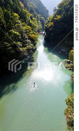 奥多摩湖・数馬狭のエメラルドグリーンの湖水(縦構図) 3440 奥多摩湖・数馬狭のエメラルドグリーンの湖水(縦構図) 3440 74915910
