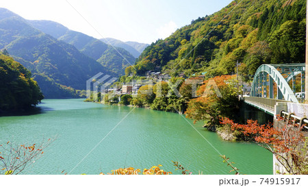 首都圏のオアシス・エメラルドグリーンの奥多摩湖(紅葉の山々) 3361 首都圏のオアシス・エメラルドグリーンの奥多摩湖(紅葉の山々) 3361 74915917