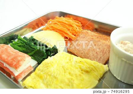 折りたたみキンパの具材（韓国・巻かない海苔巻き） 74916295