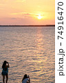 沖縄の夕日と海 74916470