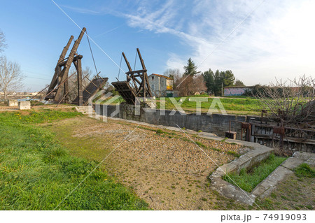 Pont Van Gogh France 74919093