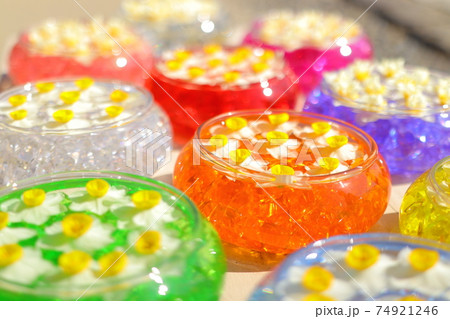 奈良県の般若寺にて カラフルな水仙の花手水2の写真素材