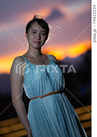 夕暮れの公園に立つハーフの上半身女性 夕暮れの公園に立つハーフの上半身女性 74922234