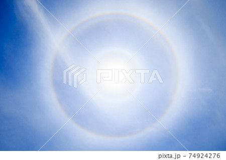 虹】青空と日暈の写真素材 [74924276] - PIXTA