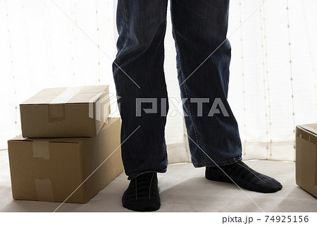 積まれたダンボールと男の足。引っ越しイメージ 積まれたダンボールと男の足。引っ越しイメージ 74925156