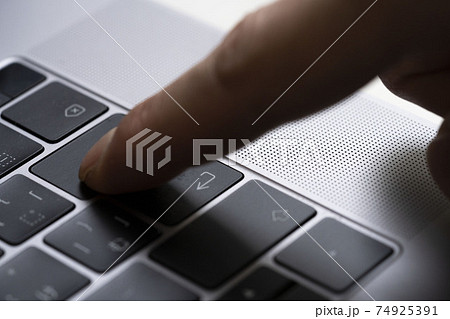 ノートパソコンでキーボード入力する男性の手 キーボードを押す指 パーソナルコンピューター ブラインドの写真素材