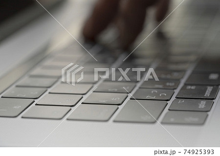 ノートパソコンでキーボード入力する男性の手、キーボードを押す指、パーソナルコンピューター,ブラインド ノートパソコンでキーボード入力する男性の手、キーボードを押す指、パーソナルコンピューター,ブラインド 74925393