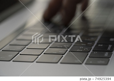 ノートパソコンでキーボード入力する男性の手、キーボードを押す指、パーソナルコンピューター,ブラインド ノートパソコンでキーボード入力する男性の手、キーボードを押す指、パーソナルコンピューター,ブラインド 74925394