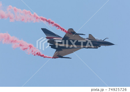 中国空軍J-10八一飛行表演隊ソロ低速飛行 74925726