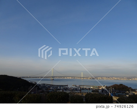 淡路島のSAから見た淡路島の港と港町と明石海峡大橋と海と対岸の街の見える景色 74926126