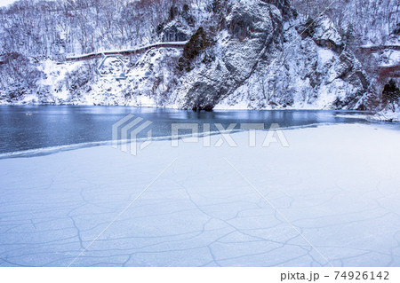 氷結の藤原ダム 74926142