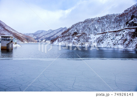 冬の藤原ダム 74926143