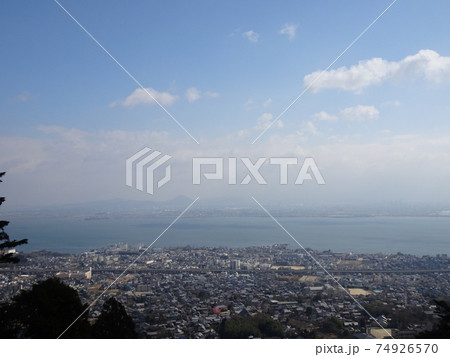 日吉大社の八王子山からの琵琶湖と坂本の街と対岸の霞む町のある風景 日吉大社の八王子山からの琵琶湖と坂本の街と対岸の霞む町のある風景 74926570