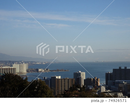 高台から見た大津市街と琵琶湖のある風景 74926571