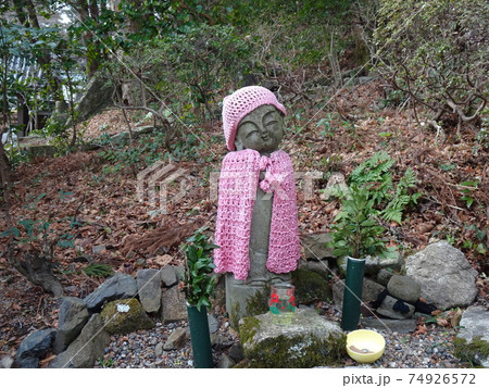 毛糸の服を着せてもらっているお地蔵様 74926572