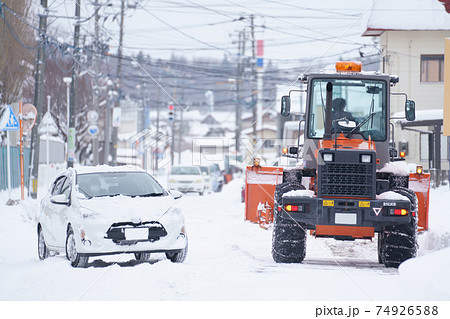車道の除雪作業をするブルドーザー 秋田市 車道の除雪作業をするブルドーザー 秋田市 74926588